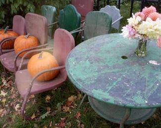 Fun mismatched chairs and hard to find table. Original paint. Lots of possibilities!