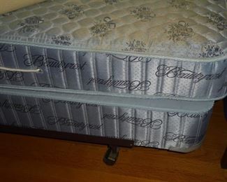 Beauty Rest mattress & box spring w/frame Queen