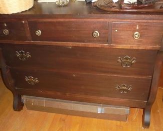 Antique dove tail dresser w/original beveled mirror& 5 drawers
