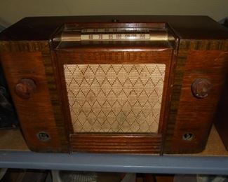 Antique wood cabinet 'Westinghouse' tube radio w/bake lite knobs (2 of 4 knobs missing)