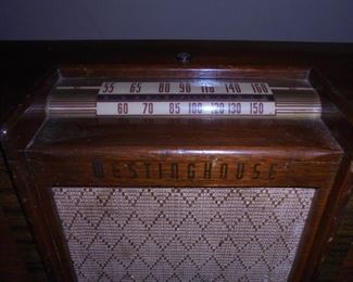 Antique wood cabinet 'Westinghouse' tube radio w/bake lite knobs (2 of 4 knobs missing)