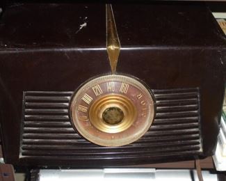 Vintage Pink bake lite 'Zepher' tube radio 