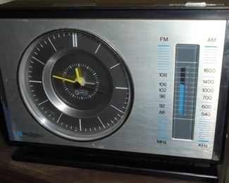 Mid century 'Mac Donald' clock radio