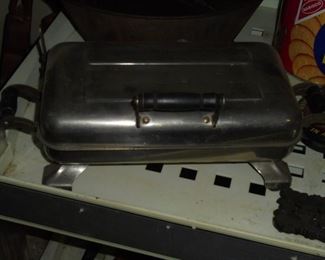 Antique flat grill w/original wood handles 