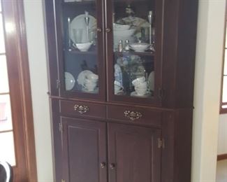 Corner cabinet