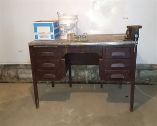 Work bench with vise