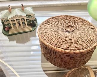 Vintage sewing basket, Gone with the Wind figures 