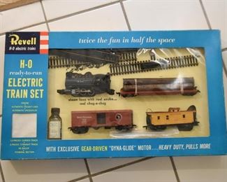 Vintage Revell H-O Electric Train Set with Box