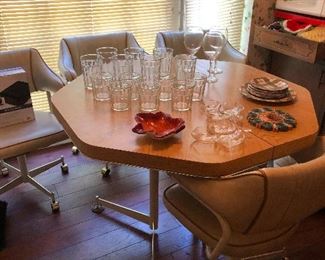 oh my GAH!! I LOVE that dinette set! Early 70s!!