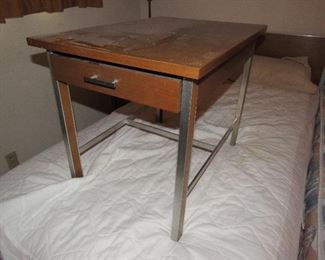 Paul McCobb mid century modern end table