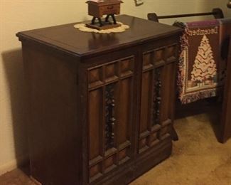 Sewing Machine Cabinet, Mini Sewing Machine Décor, Quilt Hanging Rack, Throw Blanket