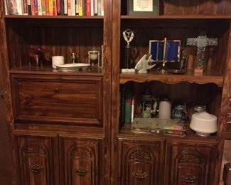 Entertainment Center Three Sections, Stage Coach Lamp, Décor 