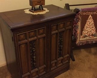 Sewing Machine Cabinet, Mini Sewing Machine Décor, Quilt Hanging Rack, Throw Blanket