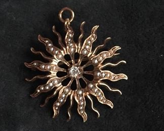 Rose gold brooch in rose gold, pearls and a diamond