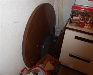 Retro table with all legs