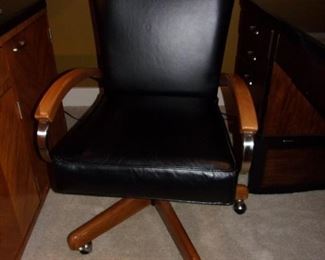 Leather Chair with wood arms/pedestal!