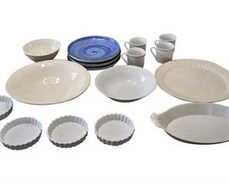 105. Miscellaneous Lot 16 Piece Kitchen Serving Plates Cookware