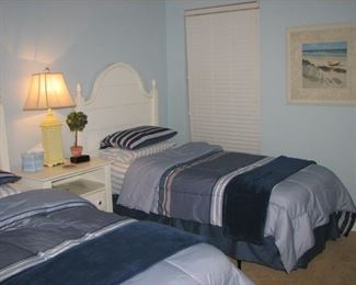Guest room - currently twin beds