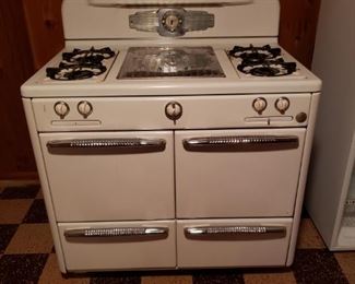Vintage stove/oven -- SO COOL!