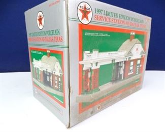 Texaco 1997 Limited Edition Service Station 15 Dallas, Texas Model