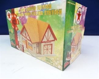 Texaco 1998 Limited Edition Texaco Town Filling Station Model