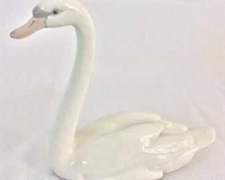 Lladro Swan, 8 1/2" H.
