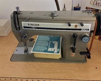 Singer 20u33 Sewing Machine with Table and Lamp. 
