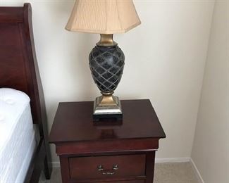 Queen bedroom set with 2 night stands and lamps