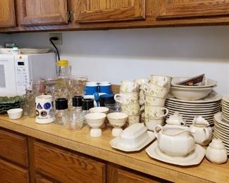 Tons of kitchenware 