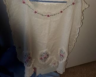 Vintage 1920s overblouse with embroiderwork