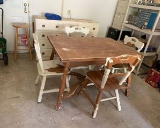 #51 Extendable Table w/2 leaves 48-68x34x30 w/4 chairs (cross pattern leg) $175.00