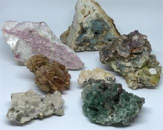 The mineral, rock and gem collection offers over 200 specimens. Yes, 200. 