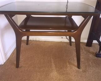 Mid- Century end table Primo condition