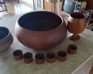 Wooden bowl with cups