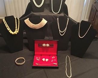 Lot of Faux Pearl Jewelry https://ctbids.com/#!/description/share/156308