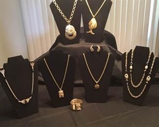 Lot of Gold Jewelry https://ctbids.com/#!/description/share/156312