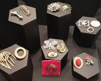 Lot of Broaches  https://ctbids.com/#!/description/share/156319