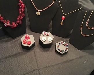 Red Jewelry Lot https://ctbids.com/#!/description/share/156322