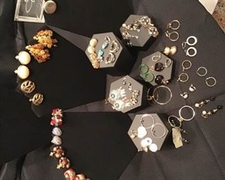 Necklaces and Bracelets Lot https://ctbids.com/#!/description/share/156331
