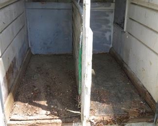 SOLID FLOOR.