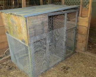CHICKEN COOP FOR 4 CHICKENS.