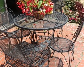 DIMINUTIVE PATIO SET
