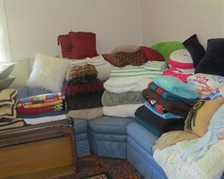GREAT LINENS. LOTS OF POTTERY BARN CURTAINS.