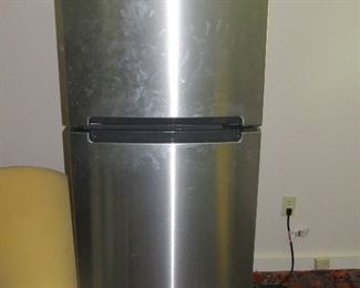 SMALLER GOOD LOOKING WHIRLPOOL FRIG...WORKS GREAT!