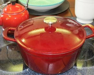 CAST IRON ENAMEL COATED DUTCH OVEN