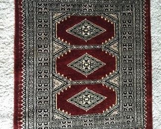 PAKISTANI HAND KNOTTED RUG.