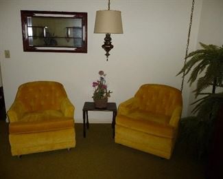 pair of chairs / mirror / hanging lamp