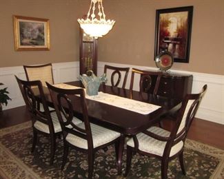 Stunning Thomasville Dining Room Suite Gently Used