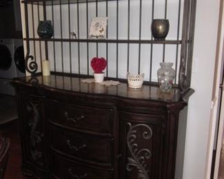 Raymour & Flanigan Kitchen/Dining Suite With Leather Seating