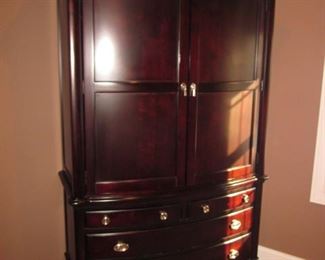 Raymour & Flanigan King Bedroom Suite Stunning